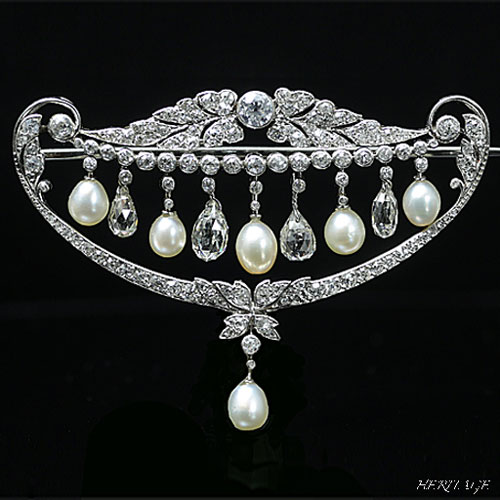 ブリオレットカット・ダイヤモンドと天然真珠がきらびやかなアールデコのブローチ