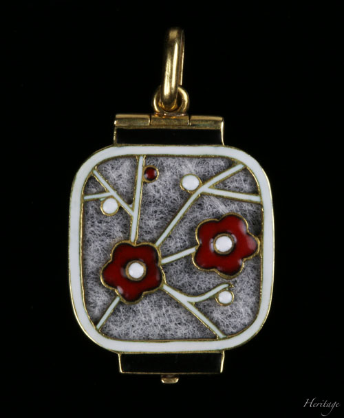 和紙の提灯を再現するシャンルヴェ・エナメルの紅白梅の透かしペンダント