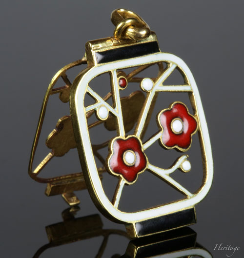 和紙の提灯を再現するシャンルヴェ・エナメルの紅白梅の透かしペンダント