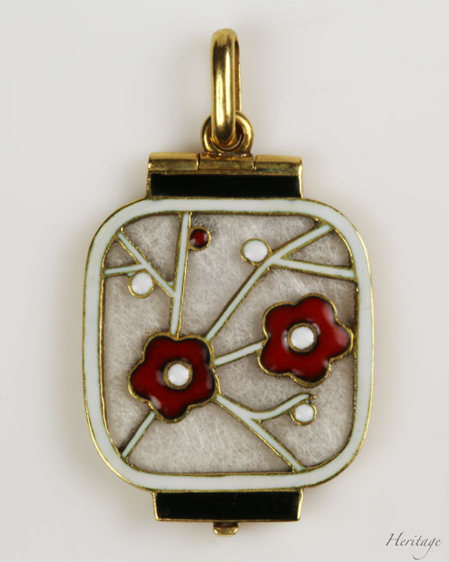 和紙の提灯を再現するシャンルヴェ・エナメルの紅白梅の透かしペンダント