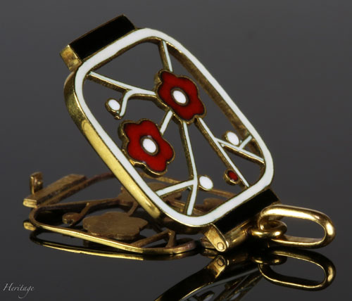 和紙の提灯を再現するシャンルヴェ・エナメルの紅白梅の透かしペンダント