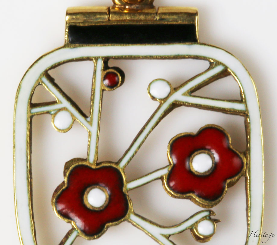 和紙の提灯を再現するシャンルヴェ・エナメルの紅白梅の透かしペンダント