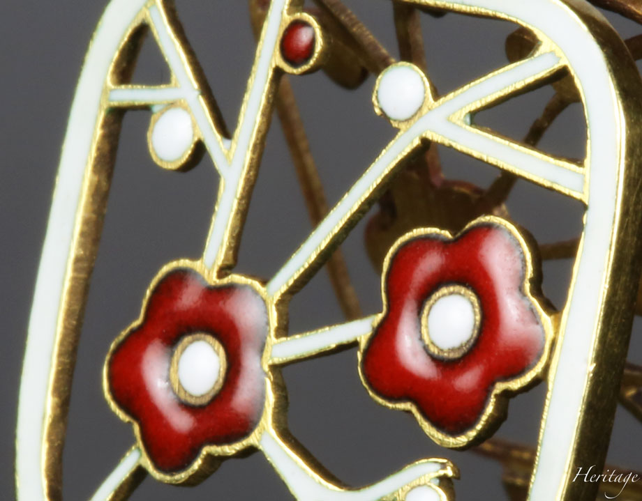 和紙の提灯を再現するシャンルヴェ・エナメルの紅白梅の透かしペンダント