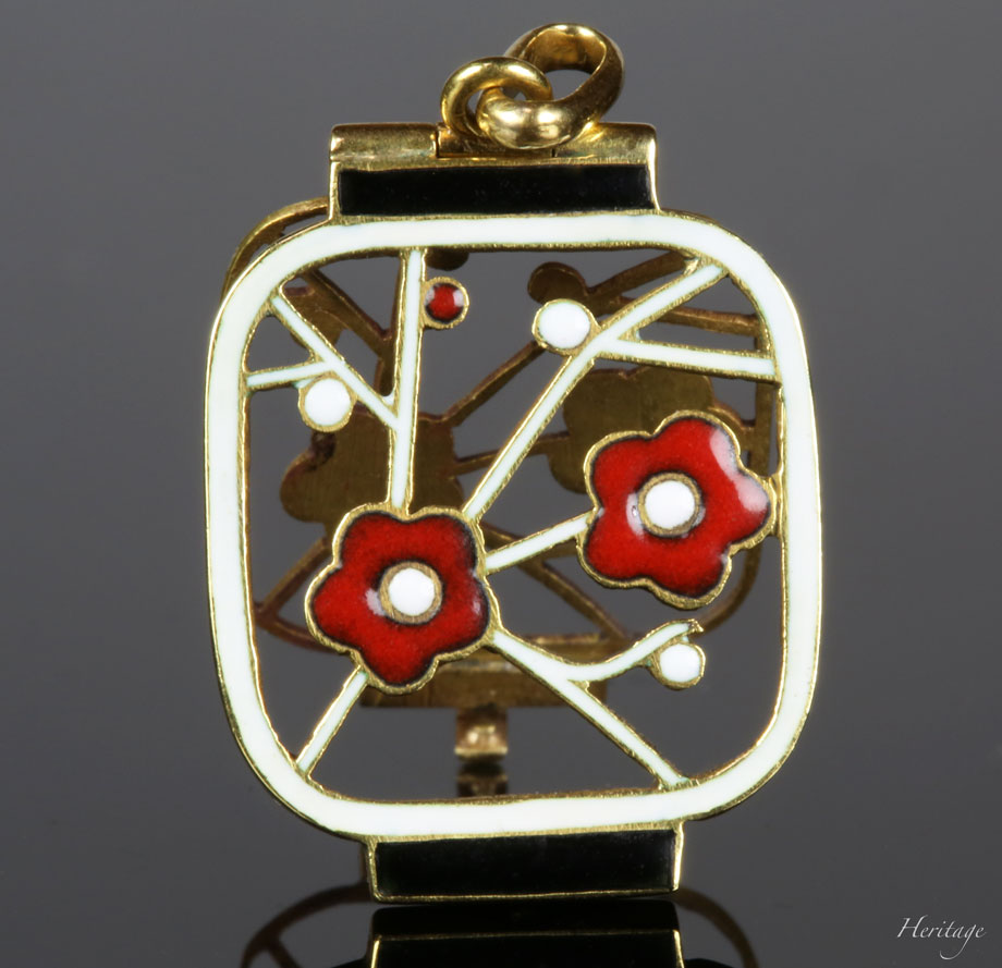 和紙の提灯を再現するシャンルヴェ・エナメルの紅白梅の透かしペンダント