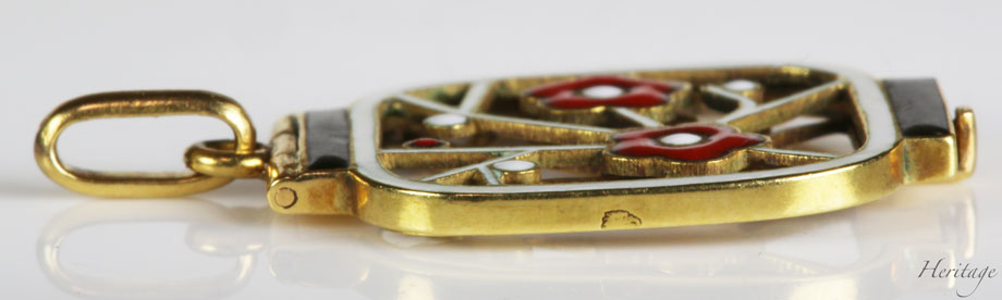 和紙の提灯を再現するシャンルヴェ・エナメルの紅白梅の透かしペンダント