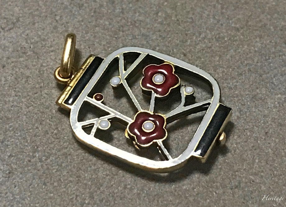 和紙の提灯を再現するシャンルヴェ・エナメルの紅白梅の透かしペンダント