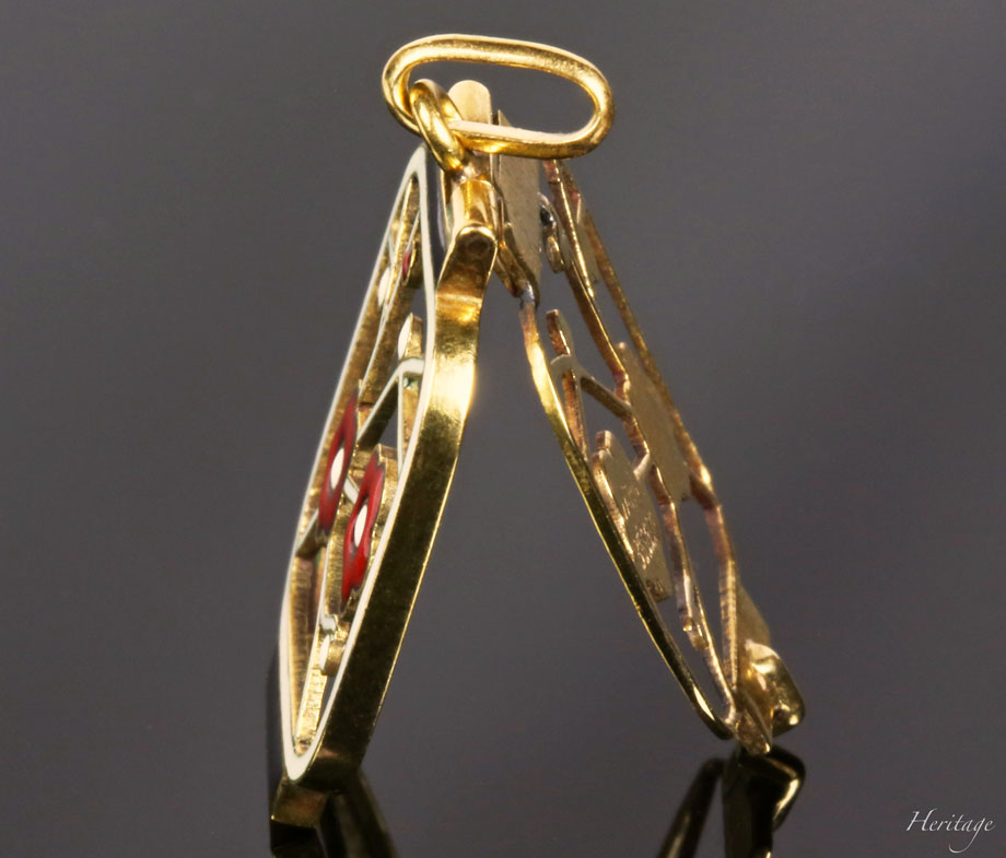 和紙の提灯を再現するシャンルヴェ・エナメルの紅白梅の透かしペンダント