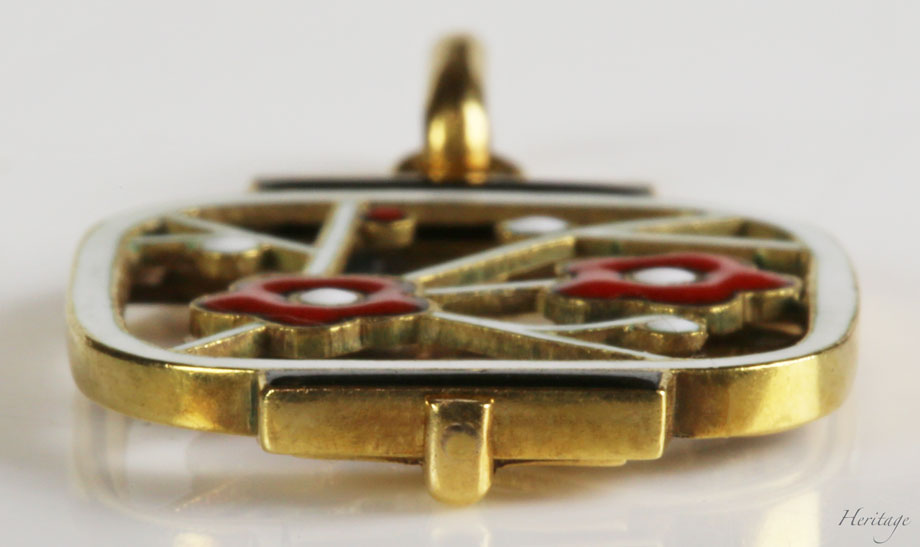 和紙の提灯を再現するシャンルヴェ・エナメルの紅白梅の透かしペンダント