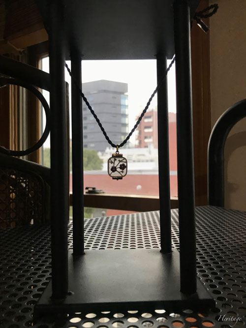 和紙の提灯を再現するシャンルヴェ・エナメルの紅白梅の透かしペンダント