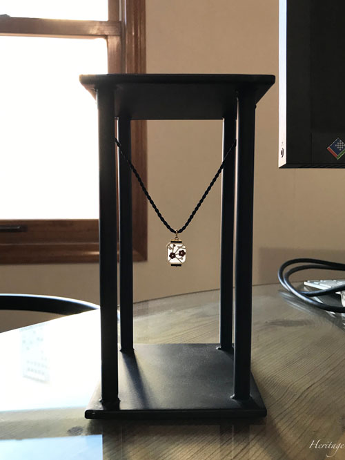 和紙の提灯を再現するシャンルヴェ・エナメルの紅白梅の透かしペンダント