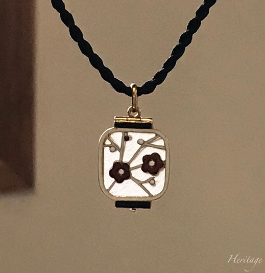 和紙の提灯を再現するシャンルヴェ・エナメルの紅白梅の透かしペンダント