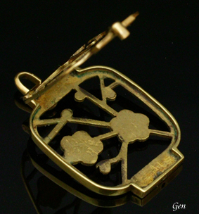 和紙の提灯を再現するシャンルヴェ・エナメルの紅白梅の透かしペンダント