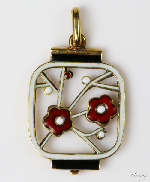 和紙の提灯を再現するシャンルヴェ・エナメルの紅白梅の透かしペンダント