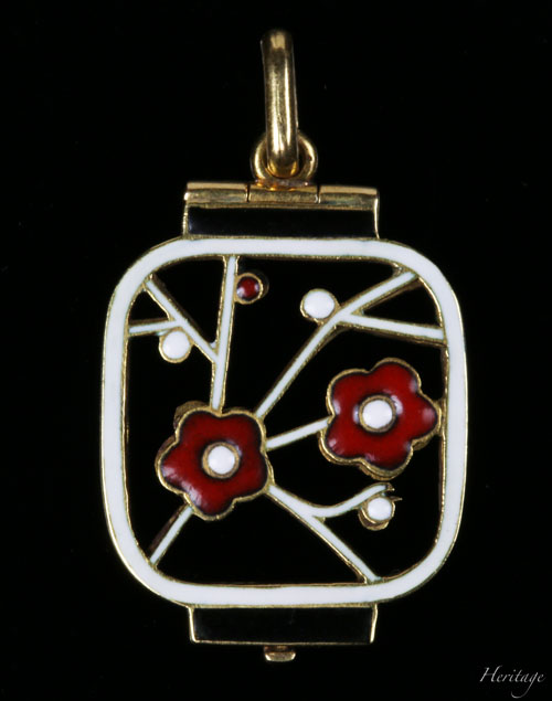 和紙の提灯を再現するシャンルヴェ・エナメルの紅白梅の透かしペンダント
