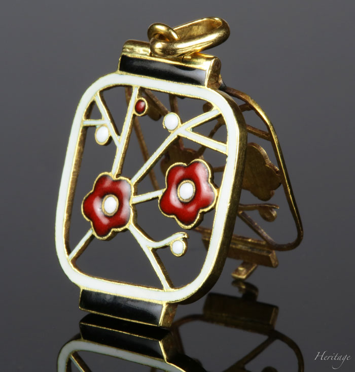 和紙の提灯を再現するシャンルヴェ・エナメルの紅白梅の透かしペンダント