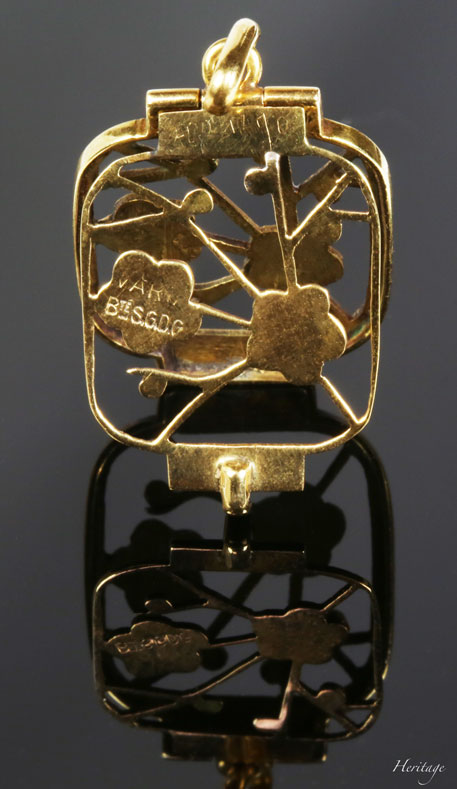 和紙の提灯を再現するシャンルヴェ・エナメルの紅白梅の透かしペンダント