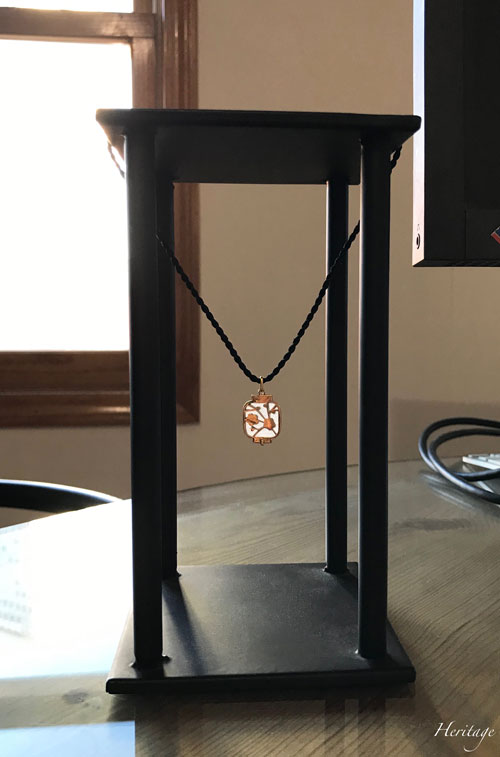 和紙の提灯を再現するシャンルヴェ・エナメルの紅白梅の透かしペンダント