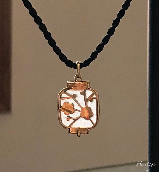 和紙の提灯を再現するシャンルヴェ・エナメルの紅白梅の透かしペンダント