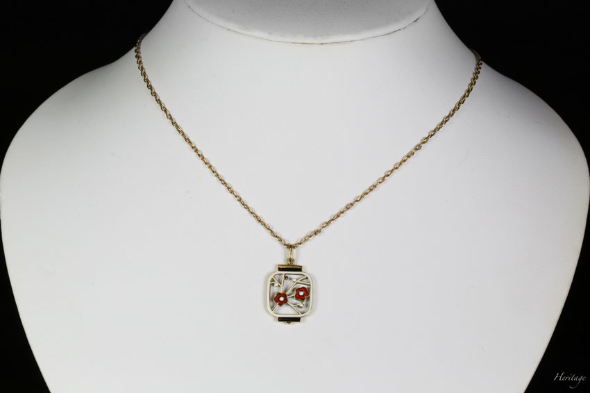 シャンルヴェ・エナメルの紅白梅の透かし提灯ペンダントの着用イメージ