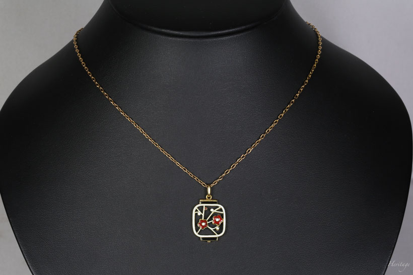 シャンルヴェ・エナメルの紅白梅の透かし提灯ペンダントの着用イメージ