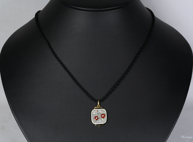 シャンルヴェ・エナメルの紅白梅の透かし提灯ペンダントの着用イメージ