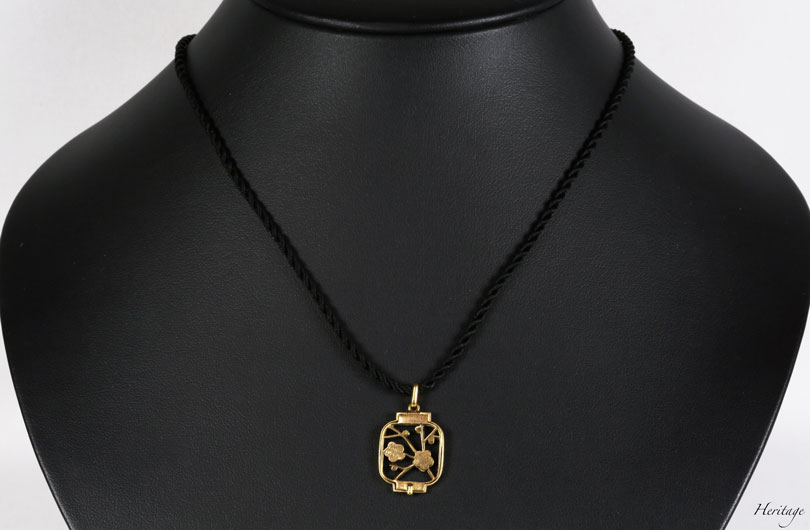 シャンルヴェ・エナメルの紅白梅の透かし提灯ペンダントの着用イメージ