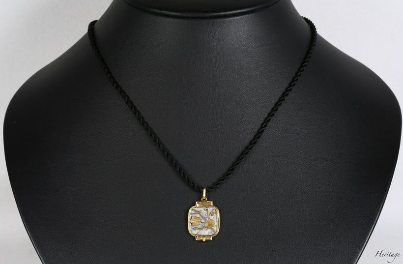 シャンルヴェ・エナメルの紅白梅の透かし提灯ペンダントの着用イメージ