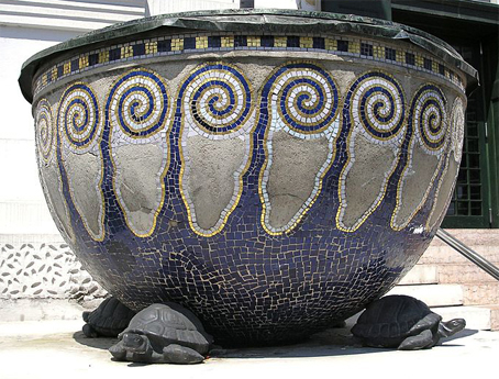 セセッション館に飾られた渦巻き模様の植木鉢