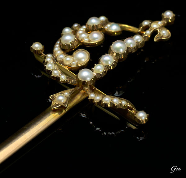 イギリス王室御用達エドワード＆サンズ製の天然真珠のサーベル型ジャボットピン（クロークピン）