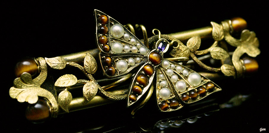 ダイガーアイ＆天然真珠＆サファイアの蝶のブローチ（アンティークジュエリー）