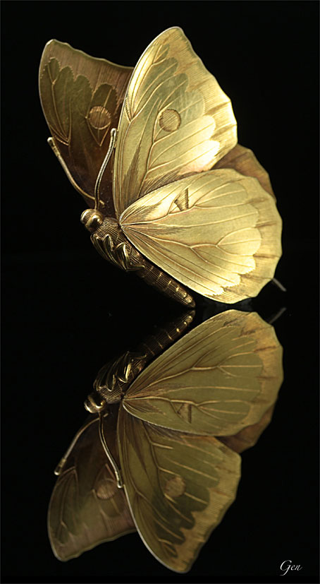 黄金の蝶（アンティークジュエリー）