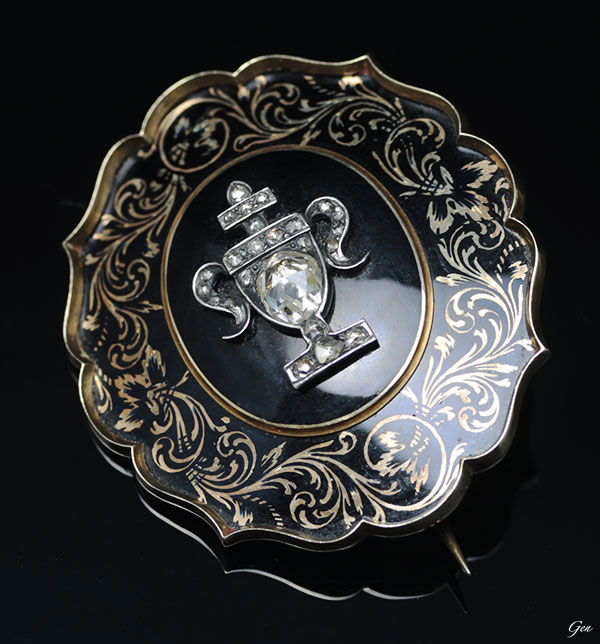 ダッチローズカット・ダイヤモンドの骨壺とシャンルベ・エナメルの唐草模様がアーティスティックなトップクラスのアンティークのモーニングブローチ
