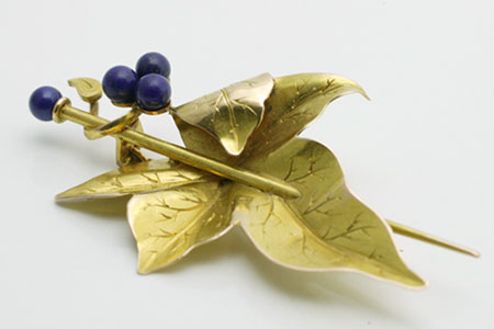 ラピスラズリと黄金で表現されたフランスの蔦の葉と実のアンティーク・ブローチ