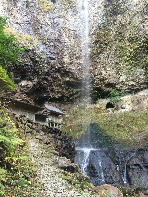 隠岐の島の壇鏡の滝と壇鏡神社の奥宮