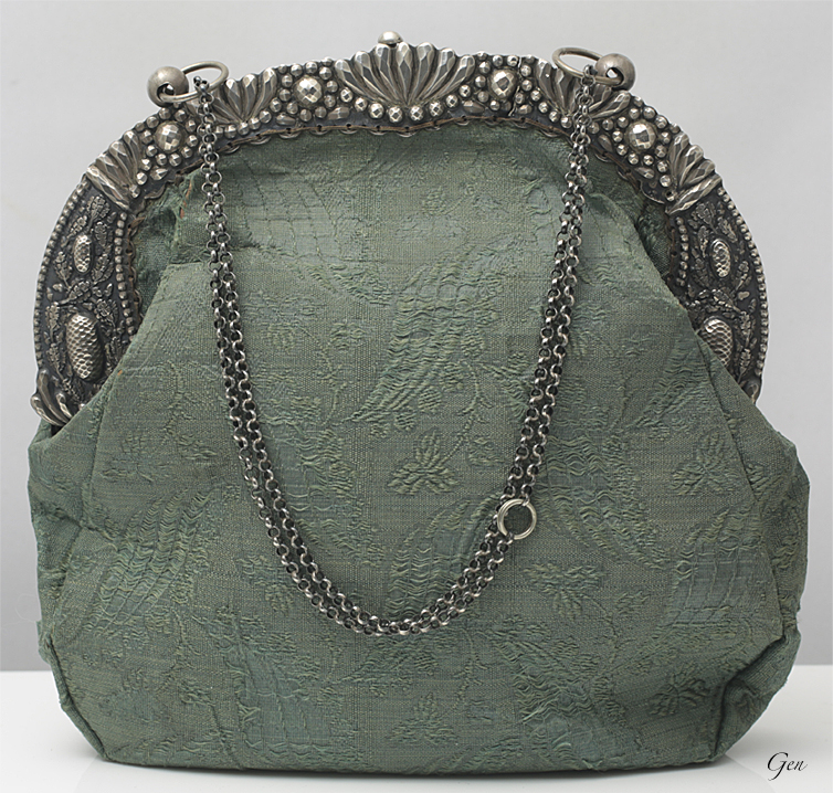 19世紀初期にフランスで作られたミュージアムピースと言える初期のハンドバッグ