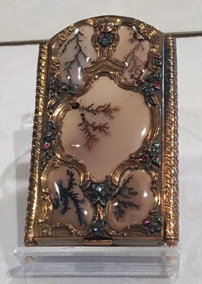 ワデズドンマナーが所有する18世紀のデンドライト・アゲートと宝石の手帳