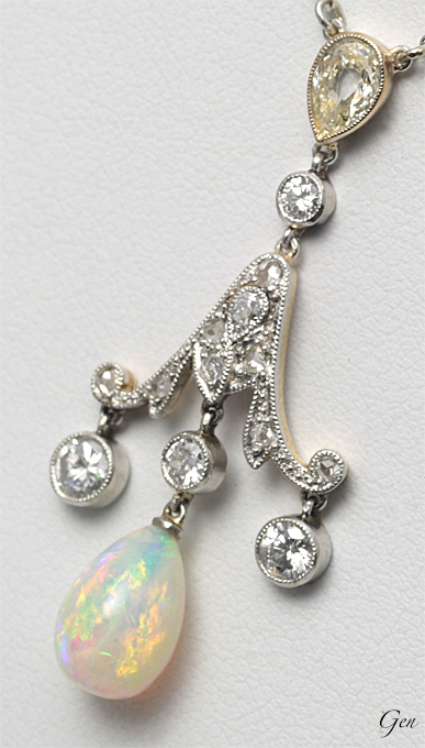 雫型オパールとシャンパンカラー・ダイヤモンドのネックレス