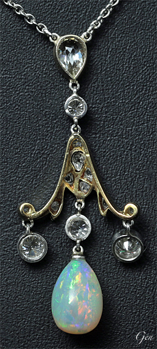雫型オパールとシャンパンカラー・ダイヤモンドのネックレスの裏側